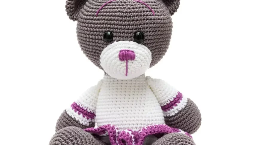 Ursa de saia roxa em amigurumi