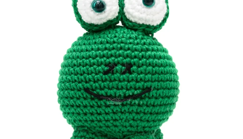Sapo bola em amigurumi