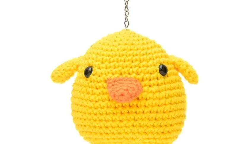 Chaveiro Pintinho amarelo em amigurumi