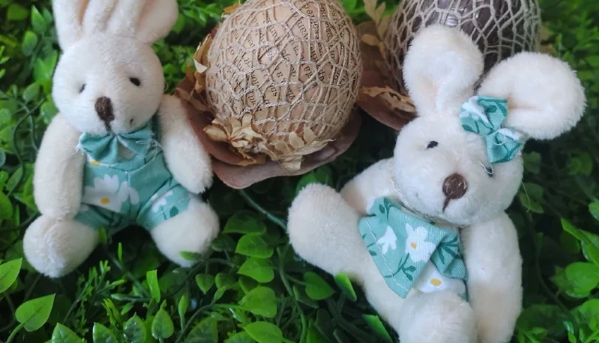 Casal de Mini Coelhinhos com 2 ovos de juta