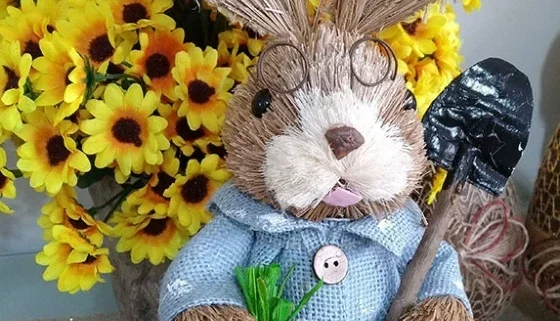 Coelho Rústico com Machadinha e Cenoura (30cm)