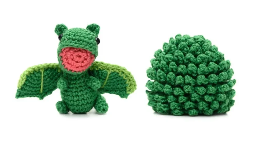 Ovo com filhote de Dragão verde em amigurumi