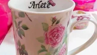 Caneca Floral de Porcelana Personalizada - 240 ml
