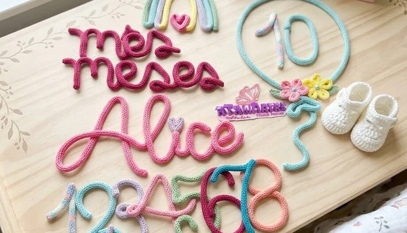 Kit Mêsversário Menina Arco-íris de Amor com Nome Tricotin