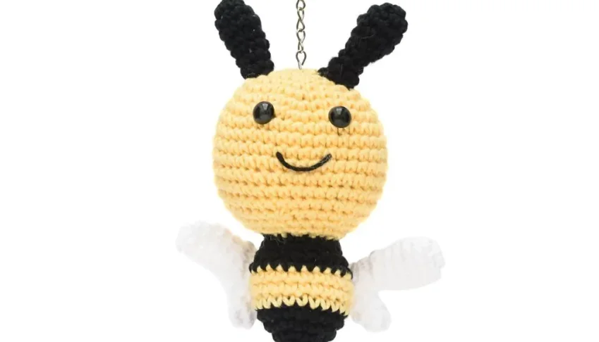 Chaveiro de abelha em amigurumi