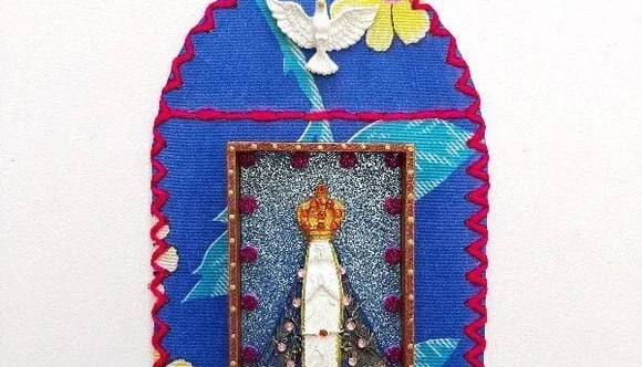 Capelinha de Chita Bordada "N. S. Aparecida"