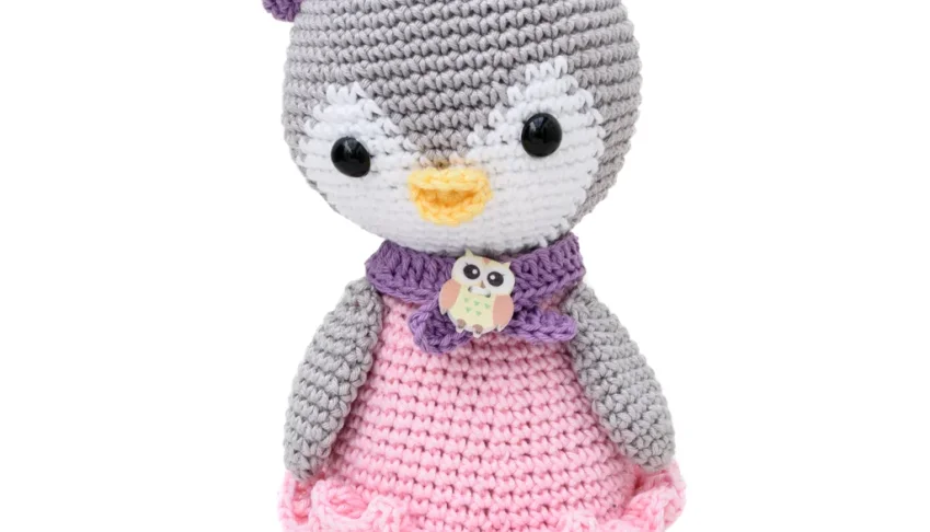 Pinguim com Vestido Rosa e Boina Lilás em Crochê Amigurumi