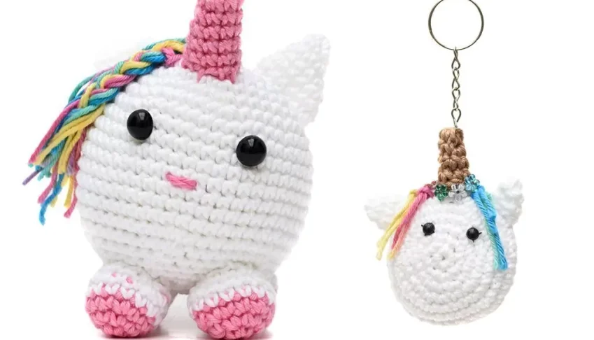 Duo unicórnio bola e chaveiro unicórnio pequeno em amigurumi