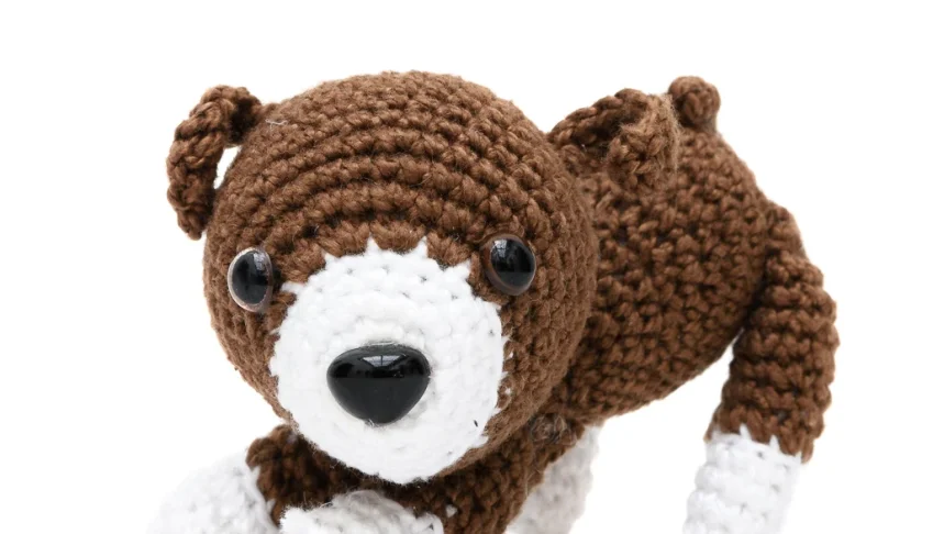 Mini Cachorro Marrom e Branco em Amigurumi