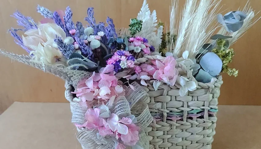 Sacolinha decorada com flores desidratadas