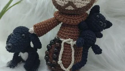 São Francisco de Assis Amigurumi com cachorrinho e gatinho