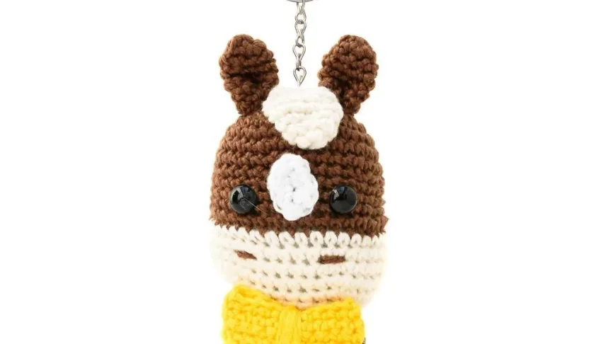 Chaveiro cavalo de gravata em amigurumi