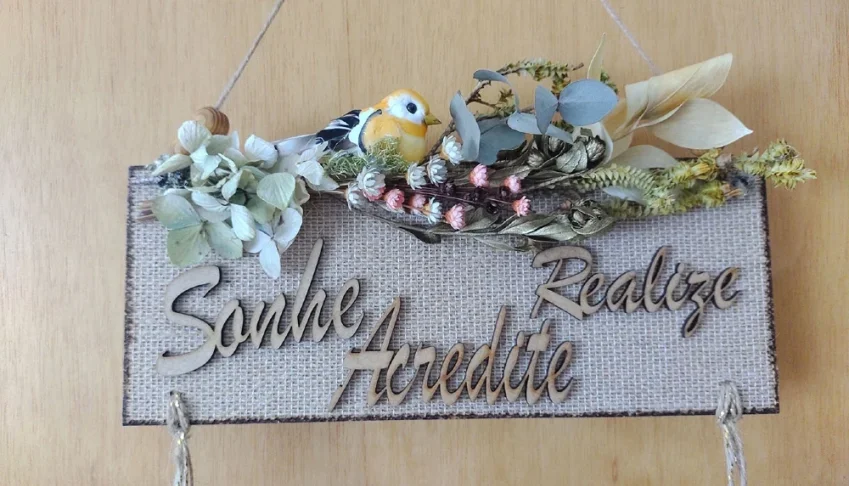 Placa com Flores Secas - Sonhe, Acredite e Realize
