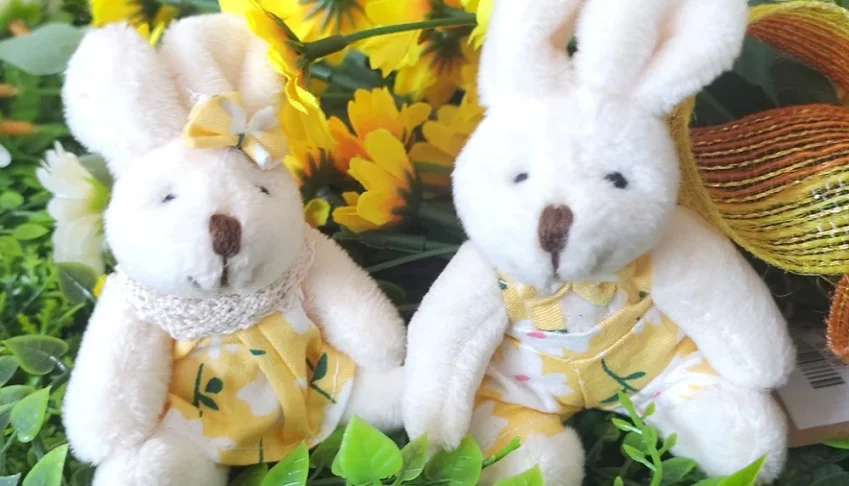 Casal de Coelhos de Pelúcia com Roupa Amarela - 10 cm