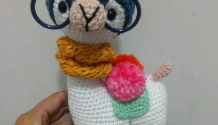 Amigurumi Lhama em Crochê com cachecol em tricô