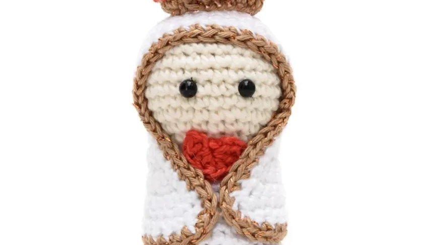 Mini Nossa Senhora de Fátima em amigurumi
