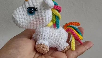 Mini unicórnio em crochê