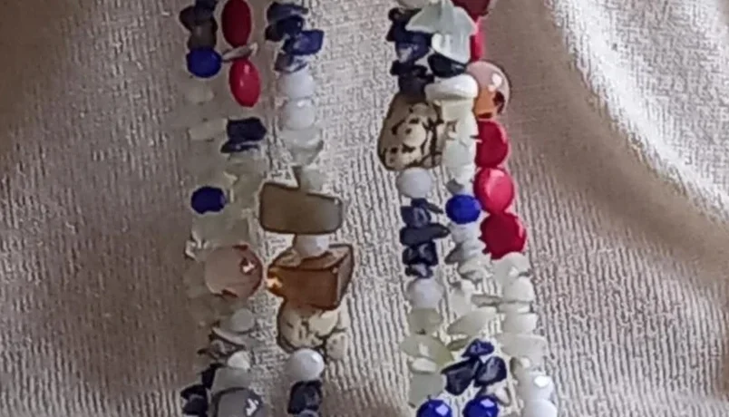 Colar de Três Voltas com Cristais e Pedras