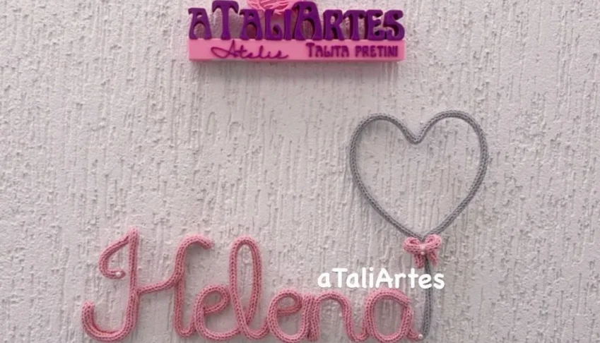 Porta maternidade Nome com coração personalizado em tricotin