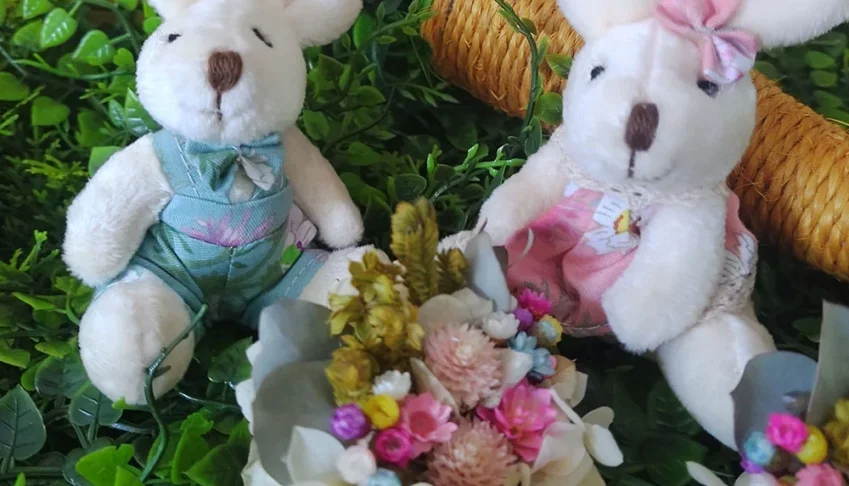 Casal de mini coelhinhos de pelúcia (10cm)