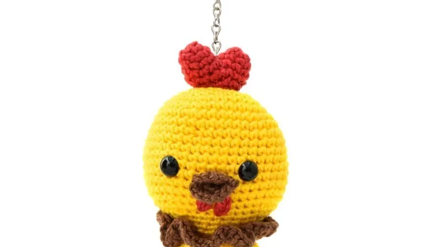 Chaveiro galinho amarelo em amigurumi