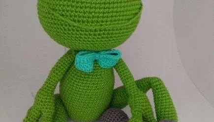 Amigurumi Sapo com alteres em Crochê
