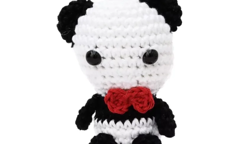 Chaveiro pandinha de gravata em amigurumi
