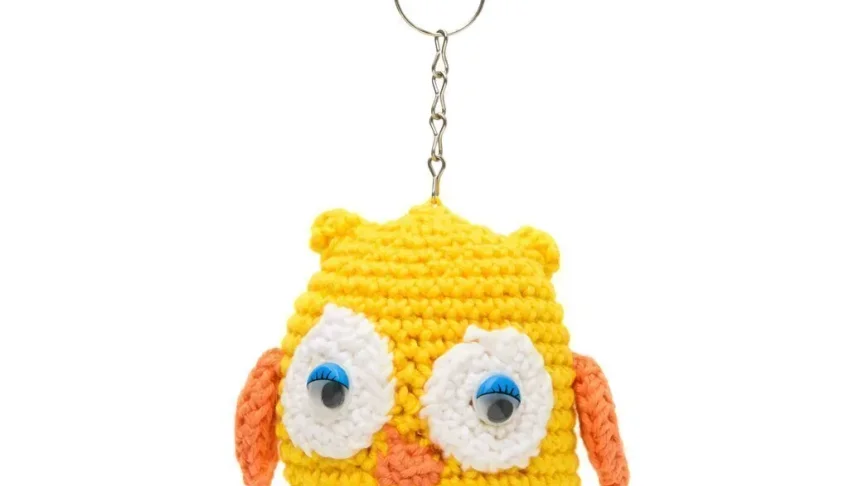 Chaveiro coruja amarela em amigurumi