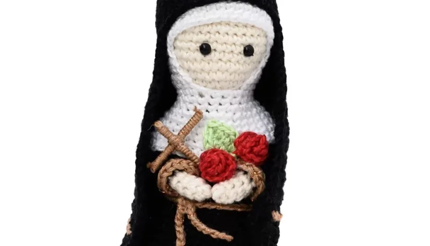 Santa Rita em amigurumi