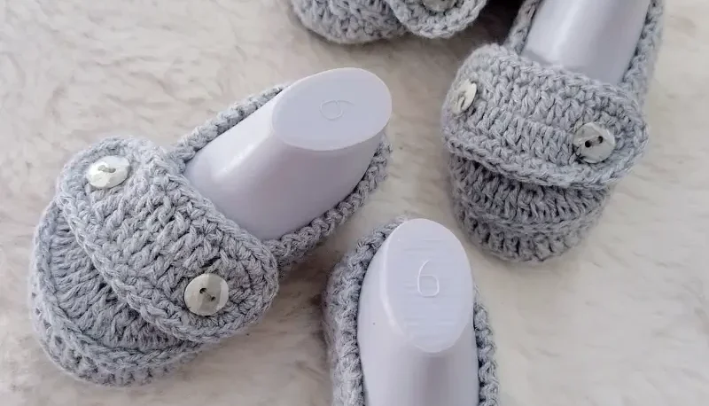Sapatinho de Crochê Cinza com Laço para Bebê