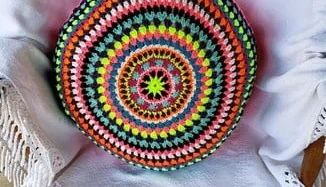 Capa de Almofada Mandala Neon em Crochê