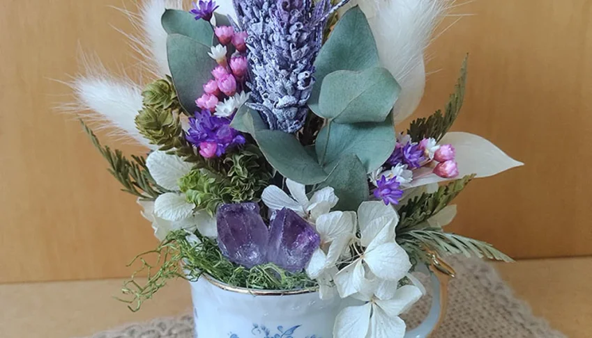 Arranjo na xícara retrô com flores desidratadas