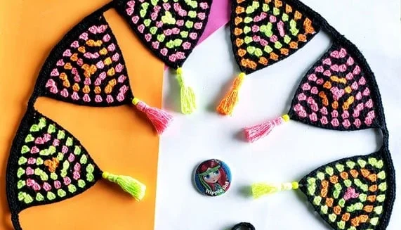 Varal de Bandeirinhas Neon em Crochê