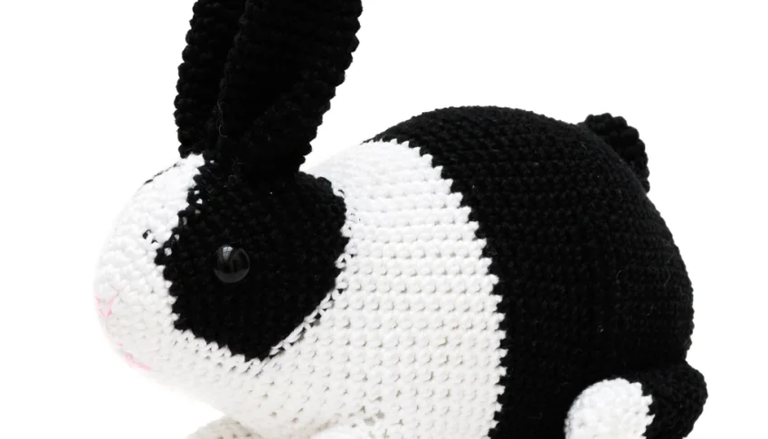 Coelho Holandês Preto e Branco em Amigurumi