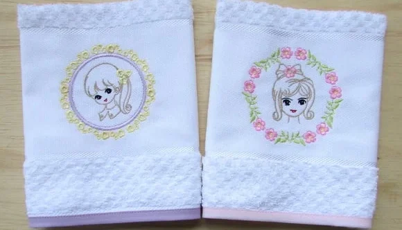 Kit com 2 Toalhas Escolares Bordadas e Personalizadas