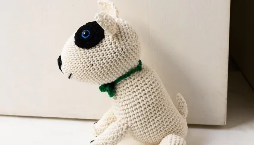 Cachorro Bacon Bull Terrier Peso de Porta em Amigurumi