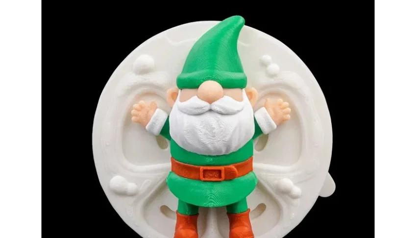 Gnomo de Natal Fazendo Anjinho na Neve