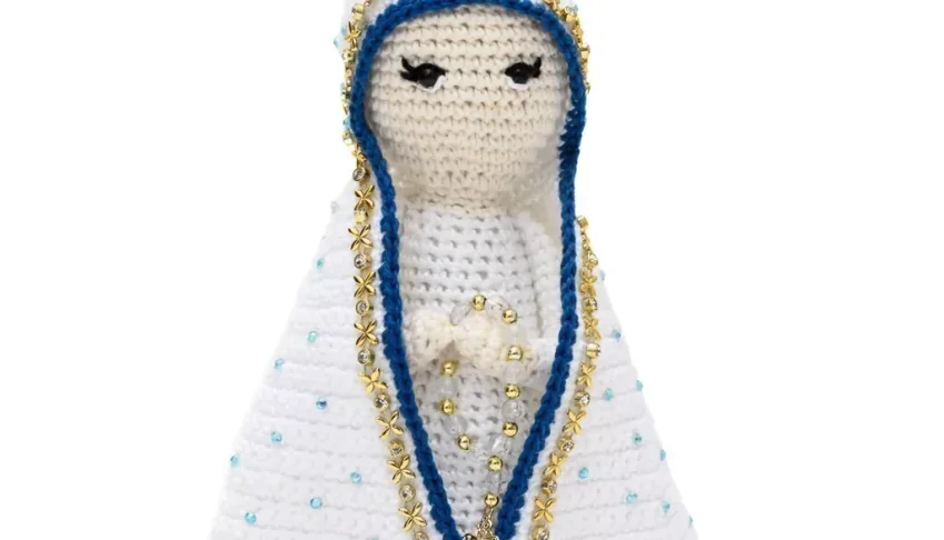 Nossa Senhora de Manto Branco em Amigurumi