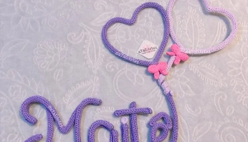 Porta maternidade Nome com dois desenhos em tricotin