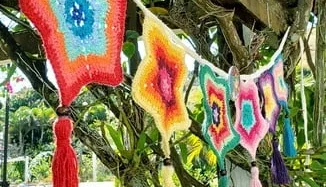 Varal de Estrelas Multicoloridas em Crochê