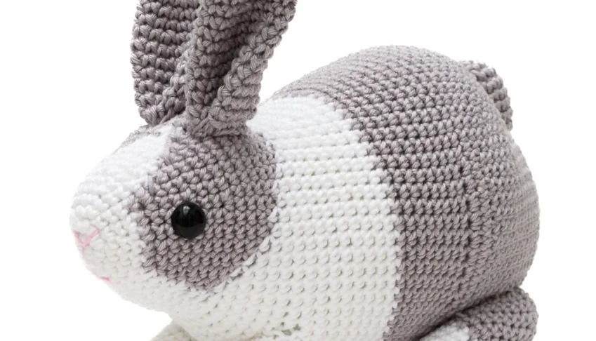 Coelho Holandês Cinza e Branco em Amigurumi