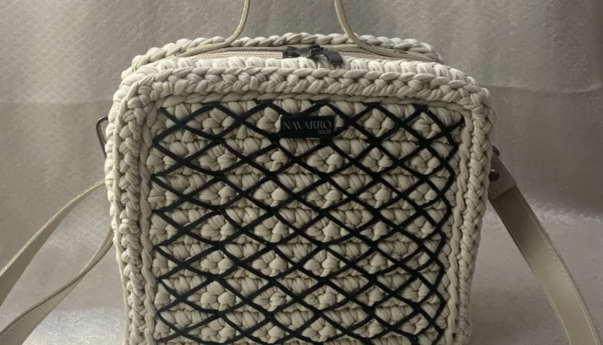 Bolsa Bag Ayla Clara com Detalhes Pretos