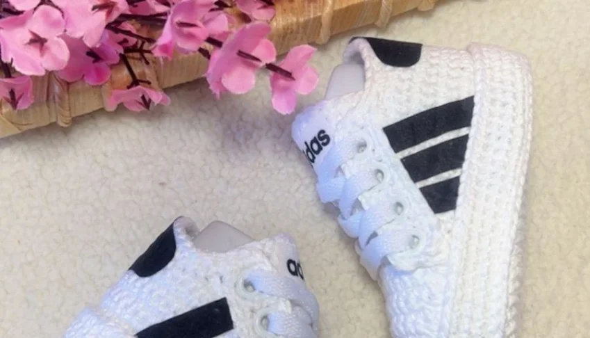 Adidas de Crochê para Bebês Branco e Azul Marinho