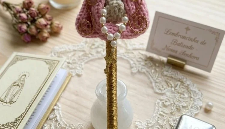Caneta Nossa Senhora personalizada em tricotin