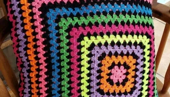 Capa de Almofada Dupla Face em Crochê Multicolorida