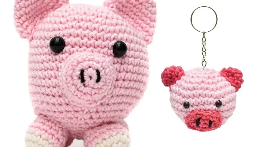 Duo porco bola e chaveiro porquinho em amigurumi