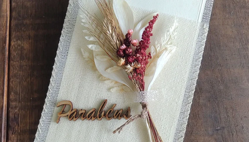 Cartão Artesanal com Mini Buquê Marsala de 12 cm