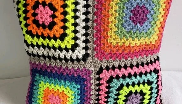 Capa de Almofada Dupla Face Multicolorida em Crochê