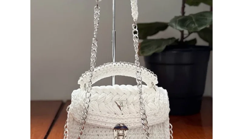Bolsa de crochê com fio de malha