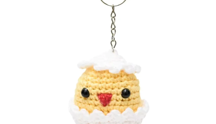 Chaveiro Pintinho no ovo em amigurumi